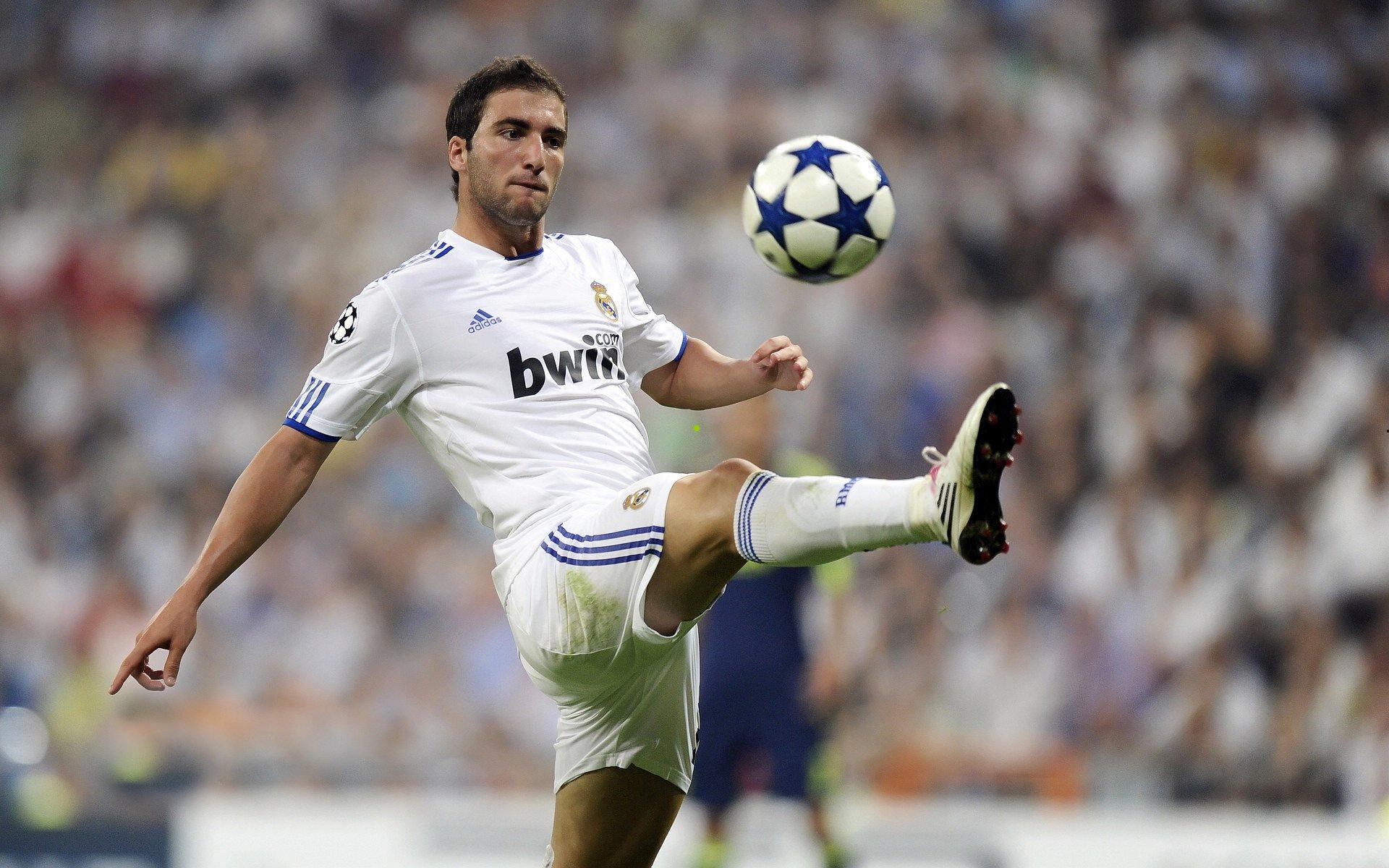 罗马两分领跑意甲积分榜 迪卡尼奥点出争冠关键，强强对话方显真章